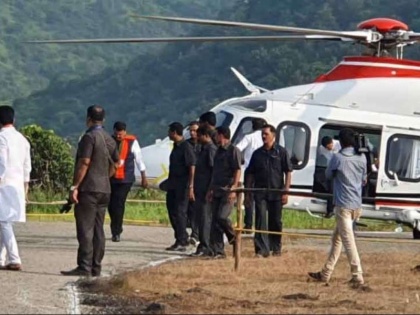 Maharashtra Assembly Election: Devendra Fadnavis Chopper skids while landing in Raigad | देवेंद्र फड़नवीस का हेलीकॉप्टर लैंडिंग के वक्त फिसला, पांचवीं बार हादसे से बाल-बाल बचे सीएम