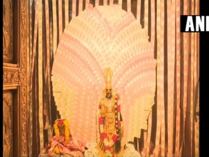 Navratri: temple in visakhapatnam has decorated with cash worth 4 crores and 4 kgs of gold | नवरात्रि: 4 करोड़ कैश और 4 करोड़ सोने से सजा है देवी का ये मंदिर, दर्शन को उमड़ रहे श्रद्धालू