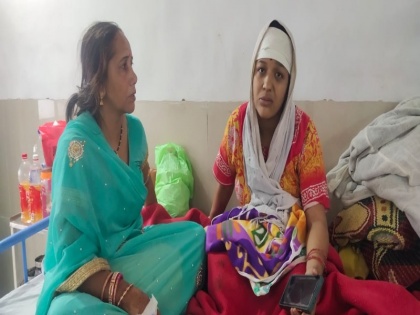 two days old girl stolen from dewas district hospital family created a ruckus in dewas MP | मध्य प्रदेश: देवास के जिला अस्पताल से नवजात बच्ची चोरी, परिजनों ने किया हंगामा, तलाश में जुटी पुलिस की 27 टीमें