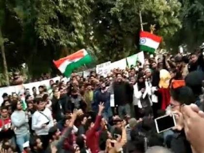 AMU students take out tricolor march in support of JNU, sloganeering slogans | JNU के समर्थन में AMU के छात्रों ने निकाला तिरंगा मार्च, जमकर की नारेबाजी