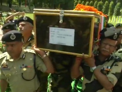 DG BSF RK Mishra lends shoulder to mortal remains of Inspector T Alex Lalminlun | BSF के डीजी ने दिया शहीद को कंधा, संदेश में कहा- हतोत्साहित न हों, हम मजबूती से आपके पीछे हैं