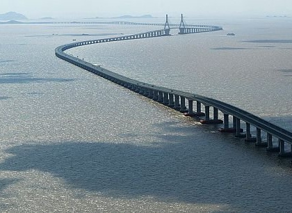 world's longest sea crosing Hong Kong Zhuhai bridge opens in china | चीन ने बनाया 55 किलोमीटर लंबा वाला सी-ब्रिज, जानिए दुनिया के सबसे लंबे समुद्री-पुल की खासियत