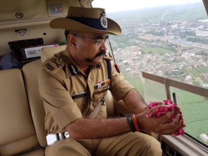 Meerut: Kanwarias face DJ music, flowers drop from the sky | मेरठ ज़ोन के एडीजी और कमिश्नर ने हेलीकॉप्टर से कावंड़ियों पर बरसाए फूल, सोशल मीडिया पर हुई खिंचाई