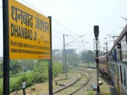 dhanbad chandrapura railway station in fire danger zone rail route coal mine jharkhand | धनबाद-चंद्रपुरा रेलखंडः अंदर धधक रही आग, 34 किमी का सफर रोजाना करती हैं रेलगाड़ियां, कुसुंडा के पास धुआं