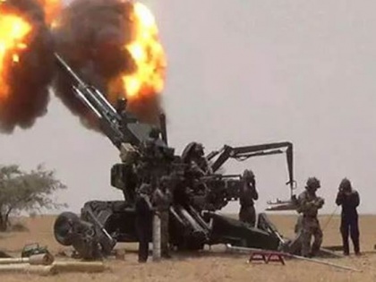 Dhanush artilary gun handed over to indian army | भारत में निर्मित धनुष आर्टिलरी गन सेना में हुई शामिल, एक ही ठिकाने पर गिरेंगे तीन फायर