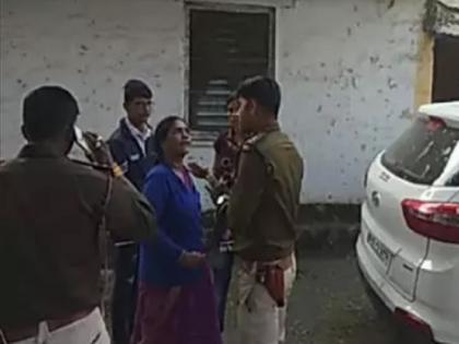madhya pradesh: Police officer in-charge beat up his wife for protesting against illegal relationship with other woman, video goes viral | मध्य प्रदेश: दूसरी महिला से अवैध संबंध का विरोध करने पर थाना प्रभारी ने की अपनी पत्नी की पिटाई, वीडियो हुआ वायरल