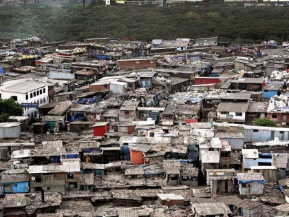 In Mumbai, slums became a major challenge in efforts to control the coronavirus | मुंबई की झुग्गी-बस्तियां बनीं कोरोना वायरस पर काबू पाने के प्रयासों की सबसे बड़ी चुनौती
