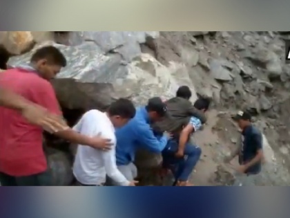 Damaged roads due to landslide force villagers to carry man 7 kms to hospital in Uttarakhand | उत्तराखंडः मरीज को कंधे पर उठाकर 7 किलोमीटर तक पहाड़ी-पहाड़ी भटकते रहे गांववाले