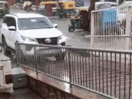 Uttar Pradesh minister Dharampal Singh in a hurry to catch the train ran the car on the Lucknow railway station platform video viral | उत्तर प्रदेश के मंत्री धर्मपाल सिंह का कारनामा, ट्रेन पकड़ने की जल्दी में लखनऊ रेलवे स्टेशन प्लेटफॉर्म पर दौड़ा दी कार; वीडियो वायरल