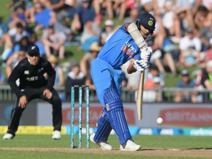 New Zealand vs India, 1st ODI: play stopped because the sun is right in the batsmans eye and Dhawan wasn't able to spot that ball | इस अजीबोगरीब वजह से रोकना पड़ गया भारत-न्यूजीलैंड मैच, फैंस भी रह गए दंग