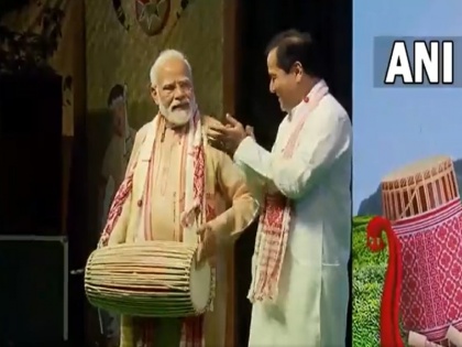 PM Modi tries his hand at multiple musical instruments as he participates in a program organized on the occasion of Rongali Bihu Watch Video | पीएम मोदी ने रोंगाली बीहू के मौके पर ऐसा बजाया ढोल की केंद्रीय मंत्री जोर-जोर से बचाने लगे तालियां, देखें Video