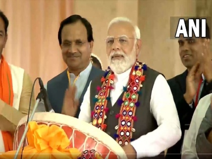PM Narendra Modi plays traditional drum during a public rally in Kalaburagi district watch Video | वीडियो: कलबुरगी में एक जनसभा के दौरान पीएम नरेंद्र मोदी ने बजाया पारंपरिक ढोल, लोगों ने बजाई जमकर तालियां