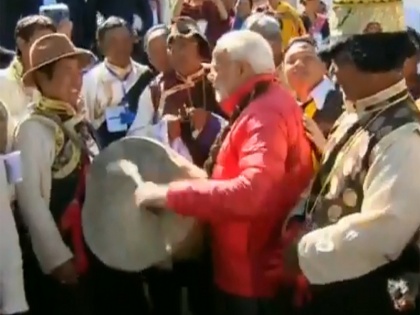 PM Narendra Modi plays a traditional drum in Nepal Muktinath temple | VIDEO:पीएम मोदी का यह अंदाज न देखा होगा, ढोलक बजा कर जीत लिया नेपाल वासियों का दिल