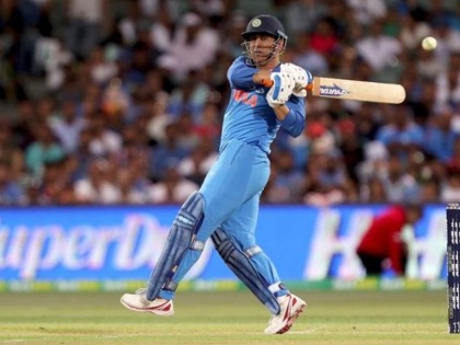 India vs Australia: MS Dhoni becomes fourth Indian to complete 1000 ODI runs in Australia | IND vs AUS: धोनी का धमाल जारी, ऑस्ट्रेलिया में अपने नाम किया ये खास रिकॉर्ड, सचिन, कोहली, रोहित की लिस्ट में शामिल
