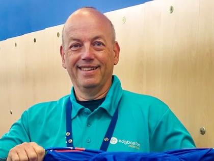 former Indian skipper Mahendra Singh Dhoni made 50th birthday Andrew Sykes truck driver Trent Central England passion cricket In 2014 India’s tour ODI team jersey | कैसे धोनी ने ट्रक चालक एंड्रयू साइम्स के 50वें जन्मदिन को खास बनाया, जानें गिफ्ट में क्या दिए...