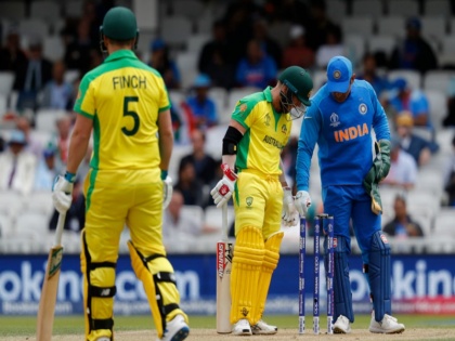 ICC World Cup 2019: Virat Kohli unhappy with 'zing' bails after David Warner reprieve | ICC World Cup 2019: भारी बेल्स से हो रही दिक्कत, खुद कप्तान विराट कोहली ने की शिकायत