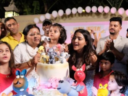 IPL 2018: MS Dhoni sings in Suresh Raina daughter Gracia's birthday celebration, watch Video | IPL 2018: धोनी ने रैना की बेटी के लिए गाया 'हैपी बर्थडे' सॉन्ग, वीडियो हुआ वायरल
