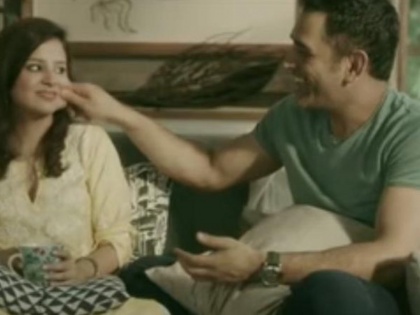 MS Dhoni makes his on-screen debut with wife Sakshi for a TV commercial, Watch Video | एमएस धोनी पहली बार इस टीवी ऐड में पत्नी साक्षी के साथ आए नजर, देखें वायरल वीडियो