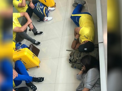 IPL 2019: MS Dhoni Sakshi Dhoni sleep on airport floor, Pic goes viral | IPL 2019: एयरपोर्ट फर्श पर सोते दिखे साक्षी और एमएस धोनी, तस्वीर हुई वायरल