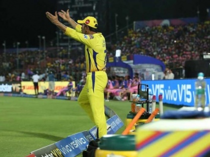 IPL 2019: Former cricketers criticise MS Dhoni confrontation with umpires | 'कैप्टन कूल' धोनी की अंपायरों से बहस की पूर्व क्रिकेटरों ने की आलोचना, कहा, 'आउट होने के बाद मैदान में जाना गलत'