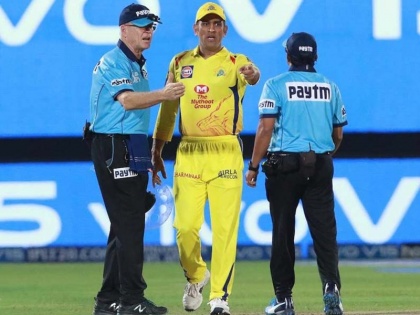 IPL 2019: MS Dhoni fined after charging onto the field to confront the umpires on a no ball decision | 'नाराज' एमएस धोनी 'नो बॉल' विवाद में मैदान में पहुंच अंपायरों पर भड़के, मिली ये 'सजा'