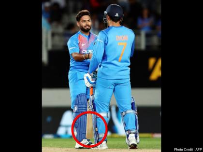 धोनी ने अपने बल्ले में बदलाव किया और बैट के नीचले हिस्से को थोड़ा राउंड कराया।