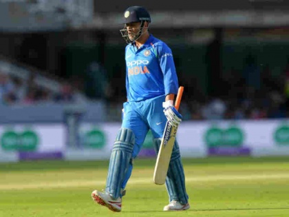 India vs England: MS Dhoni booed at Lord's for his slow batting, Virat Kohli defends him | लॉर्ड्स में फैंस के निशाने पर आए धोनी, आउट हुए तो मनाई गई खुशी, कोहली ने किया माही का बचाव
