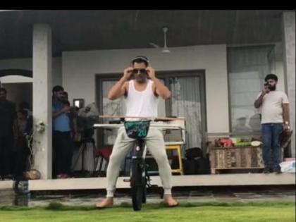 MS Dhoni shares a video of him performing a stunt on his bicycle, goes viral | धोनी ने 'साइकिल पर स्टंट' से मचाया तहलका, फैंस को दी घर पर आजमाने की सलाह, वीडियो वायरल