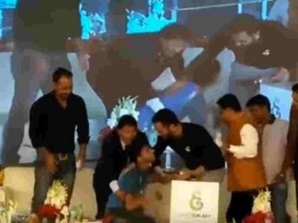 MS Dhoni fan invited on stage, he lies down at Mahi feet, watch video | वीडियो: धोनी से मिलने जैसे ही स्टेज पर पहुंचा ये छोटा सा फैन, माही के कदमों में लेट गया!