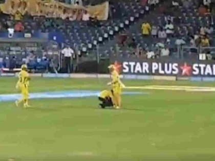 IPL 2018: A fan touches MS Dhoni's Feet during CSK vs RR match, Video goes viral | IPL 2018: बैटिंग के लिए जा रहे थे धोनी, रास्ते में फैन ने छू लिए पैर, वीडियो वायरल