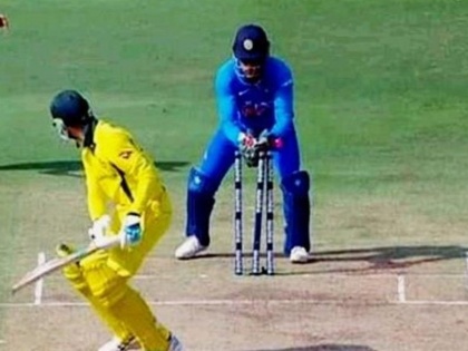 IND vs AUS: Kuldeep Yadav deceives Peter Handscomb with his brilliant delivery during 1st ODI, Video | IND vs AUS: फिर चला कुलदीप की फिरकी का जादू, ऑस्ट्रेलियाई बल्लेबाज को टर्न से चकमा दे ऐसे किया आउट, देखें वीडियो