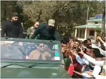 MS Dhoni was mobbed by fans during his visit to Madhya Pradesh, Video goes viral | धोनी की गाड़ी जैसे ही पहुंची मध्य प्रदेश, फैंस के बीच मच गई तस्वीरें खींचने की होड़, वीडियो वायरल