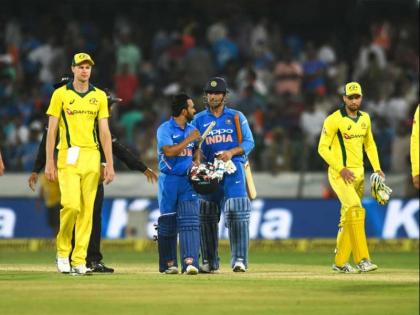 India vs Australia: MS Dhoni and Kedar Jadhav partnership was outstanding, says Virat Kohli | IND vs AUS: धोनी-जाधव के फैन हुए विराट कोहली, पहले वनडे में जीत के बाद यूं की तारीफ