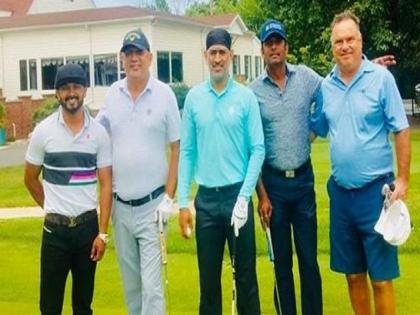 MS Dhoni spotted playing golf in US with Kedar Jadhav, pic goes viral | धोनी अमेरिका में केदार जाधव के साथ गोल्फ खेलते आए नजर, तस्वीर हुई वायरल