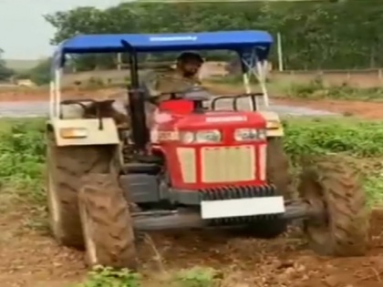 MS Dhoni tries his hand in organic farming at his Ranchi farmhouse, Video goes viral | एमएस धोनी ने जैविक खेती में आजमाया हाथ, अपने रांची फार्महाउस में ट्रैक्टर चलाते आए नजर, वीडियो वायरल