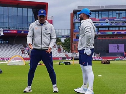 ICC World Cup: Rishabh Pant begins training with India squad in Manchester | ICC World Cup: टीम इंडिया के साथ प्रैक्टिस करते दिखे ऋषभ पंत, एमएस धोनी ने दिए विकेटकीपिंग के टिप्स