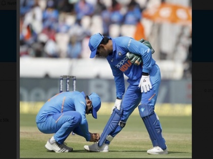 India vs Australia, 1st ODI: Rohit Sharma was spotted tying former skipper MS Dhoni laces | IND vs AUS, 1st ODI: रोहित शर्मा ने बीच मैदान बांधा धोनी के जूते का फीता, जीत लिया फैंस का दिल