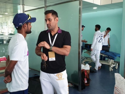 MS Dhoni spotted in dressing room after India's win over South Africa in Ranchi | Ind vs SA: टीम इंडिया के ड्रेसिंग रूम में नजर आए धोनी, खिलाड़ियों के साथ किया यह काम