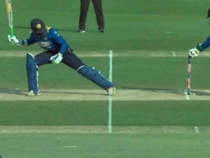 MS Dhoni stumped Upul Tharanga in 3rd ODI, Social media praises it | तीसरे वनडे में धोनी ने की जबर्दस्त स्टम्पिंग, सोशल मीडिया पर जमकर हुई तारीफ!