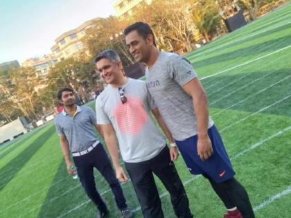 A little kid turns down MS Dhoni request, Video goes viral | धोनी ने इस छोटे बच्चे से की क्यूट 'रिक्वेस्ट', उसने कर दिया 'मना', वीडियो हुआ वायरल