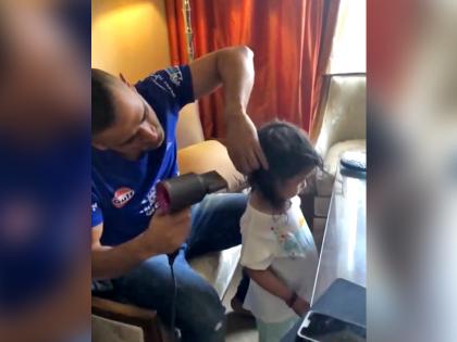 IPL 2018: MS Dhoni blow-dries Ziva hair, shares video on instagram | IPL 2018: जोरदार बैटिंग के बाद जीवा के साथ नजर आया धोनी का 'कूल डैडी' अंदाज, वीडियो वायरल