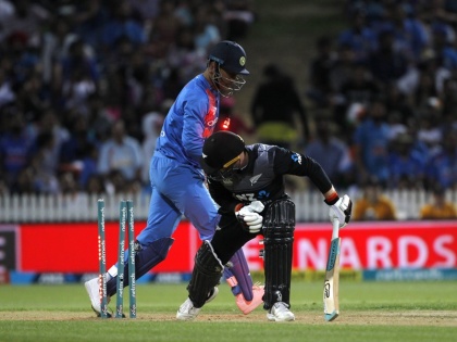 India vs New Zealand, 3rd T20I: Mahendra Singh Dhoni quickest stumping ever Reaction time 0.099 seconds | IND vs NZ: धोनी ने की बिजली की स्पीड से स्टंपिंग, महज 0.099 सेकेंड में कर दिया काम तमाम