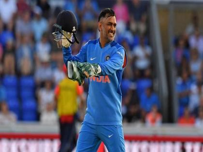 MS Dhoni continues his domination becomes second cricketer after Kohli to gain 30 million Instagram followers | संन्यास के बाद भी बरकरार है माही का जादू, इंस्टाग्राम पर किंग कोहली के बाद बने दूसरे सबसे मशहूर क्रिकेटर