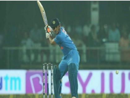 Still He can hit the ball in the stands, says Sourav Ganguly on MS Dhoni | धोनी को मिला सौरव गांगुली का समर्थन, कहा, 'अब भी उनमें लंबे छक्के मारने की क्षमता है'