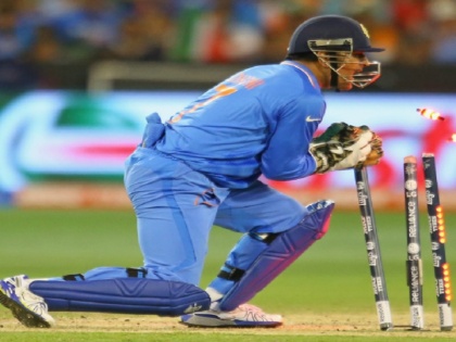 india vs sri lanka cuttack t20 dhoni may surpass ab de villiers record as wicketkeeper | कटक टी20: डिविलियर्स को पीछे छोड़ धोनी यह रिकॉर्ड कर सकते हैं अपने नाम