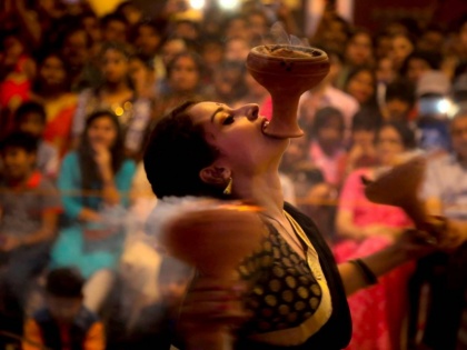 Durga Ashtami 2019: what is dhunuchi naach or dhunuchi dance its significance in hindi | Durga Ashtami 2019: महाअष्टमी पर क्यों करते हैं धुनुची नाच, जानें क्या है इसका महत्व