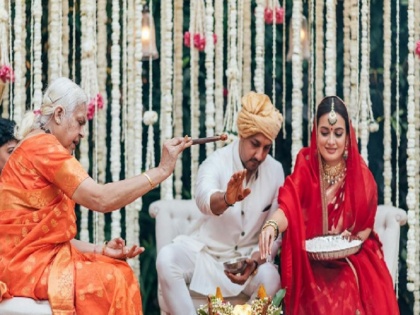 Dia Mirza Vaibhav Rekhi wedding hoto conducted by priestess fans reaction social media | महिला पंडित ने कराई दीया मिर्जा और वैभव रेखी की शादी! फोटो देख सोशल मीडिया पर लोगों ने दिया ऐसा रिएक्शन