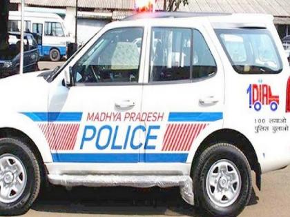 Madhya Pradesh Panna district goons hijack police van dial 100 to kidnap girl | मध्य प्रदेश: पुलिस की वर्दी उतरवा वैन लूटी, डायल 100 से 'खाकी' पहन लड़की को किया किडनैप Madhya Pradesh Panna district goons hijack police van dial 100 to kidnap girl | मध्य प्रदेश: पुलिस की वर्दी उतरवा वैन लूटी, डायल 100 से 'खाकी' पहन लड़की को किया किडनैप