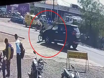 Video Congress leader Digvijay Singh's car hits bike rider in Madhya Pradesh, driver arrested | वीडियो: दिग्विजय सिंह की कार ने मारी बाइक सवार को टक्कर, दूर जाकर गिरा युवक, ड्राइवर को किया गया गिरफ्तार