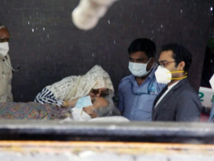 Dilip Kumar discharged from hospital Saira Banu was seen kissing to actor on stretcher | दिलीप कुमार को अस्पताल से मिली छुट्टी, स्ट्रैचर पर चूमती नजर आईं सायरा बानो
